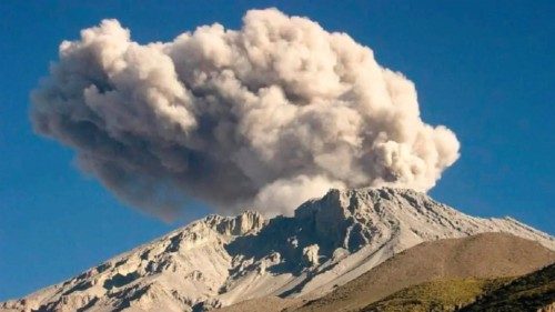  Il Perú vara lo stato di emergenza  nelle zone del vulcano Ubinas  QUO-154