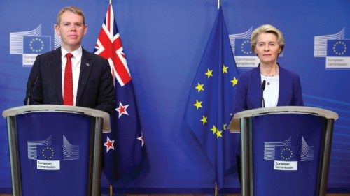 epa10735818 New Zealand Prime Minister Chris Hipkins (L) and European Commission President Ursula ...