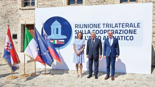 Il ministro delgli Esteri Antonio Tajani con i colleghi di Slovenia Tanja Fajon e Croazia Gordan ...