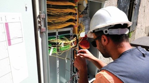 Catanzaro 14/06/2022 - Operai della Open Fiber posano la fibra ottica in un cantiere a ...