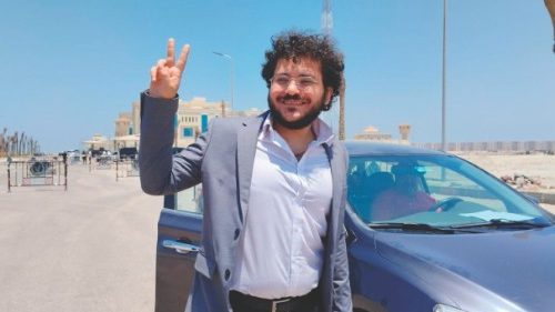 Patrick Zaki, appena liberato, fa il segno della vittoria, Nuova Mansura, 20 luglio 2023. ANSA/ ... Patrick Zaki, appena liberato, fa il segno della vittoria, Nuova Mansura, 20 luglio 2023. ANSA/ ...