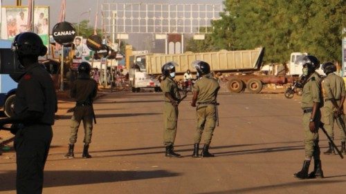 epa09032780 Police seal off a road during clashes with Niger's opposition supporters protesting ...