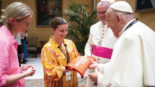  Il Papa incontra giovani giunti da Melbourne  QUO-171