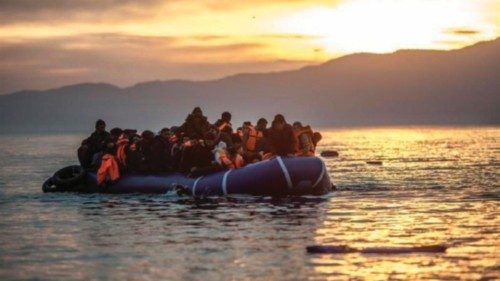  Gommone carico di migranti soccorso nel mar Egeo   QUO-178