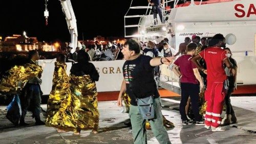 Lampedusa. Sono quasi quattrocento i migranti recuperati dalla capitaneria di porto durante la notte ...