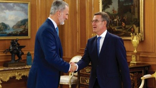 epa10813602 Spain's King Felipe VI (L) greets the leader of People's Party (PP) Alberto Nunez-Feijoo ...