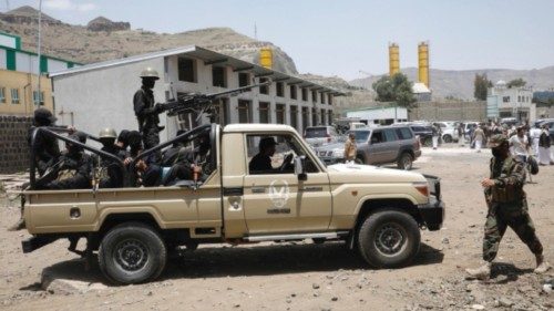epa10824441 Yemeni soldiers loyal to the Houthis ride a truck as they patrol in Sana'a, Yemen, 27 ...