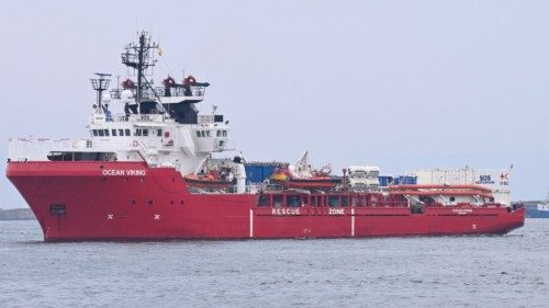 L'Ocean Viking', la nave di Sos Mediterranée che ha soccorso 439 migranti tra Lampedusa e Tunisia, ...