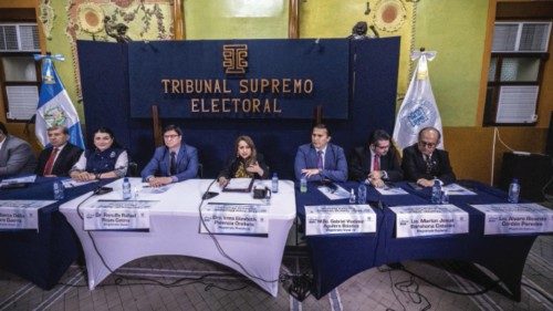 epa10826135 The Supreme Electoral Tribunal's President Irma Palencia (C) speaks during a press ...