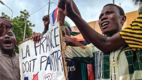  Niger: i militari golpisti contro Macron  QUO-201
