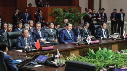 epa10843247 China's Premier Li Qiang (L) delivers remarks as South Korean President Yoon Suk Yeol ...