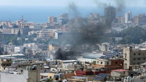 FILE PHOTO: Smoke rises from Ain el-Hilweh Palestinian refugee camp during a previous round of ... FILE PHOTO: Smoke rises from Ain el-Hilweh Palestinian refugee camp during a previous round of ...