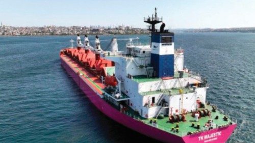  Una nave carica di  cereali  torna a salpare da un porto ucraino   QUO-215