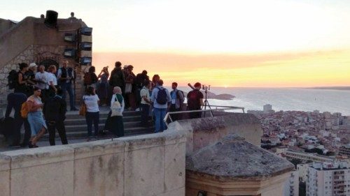  Tra le strade della città a parlare di fede  QUO-218