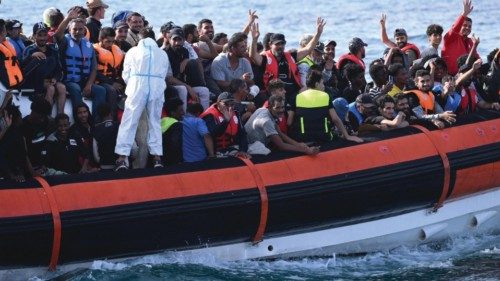Un momento dell'arrivo di migranti nel porto di Lampedusa, 18 Settembre 2023. ANSA/CIRO FUSCOA ...