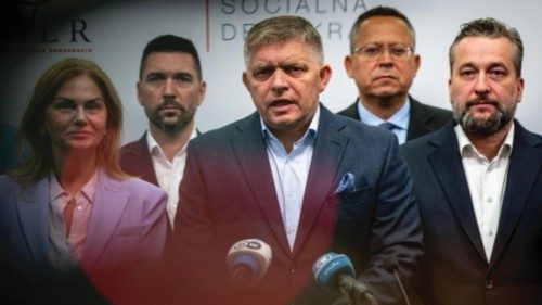 epaselect epa10893654 Slovak former Prime Minister and chairman of the Smer-SD party Robert Fico (C) ...