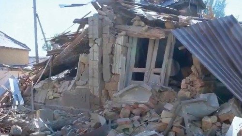 FRAME DA VIDEO - Una bomba aerea guidata su un quartiere residenziale: l'esercito russo continua a ...