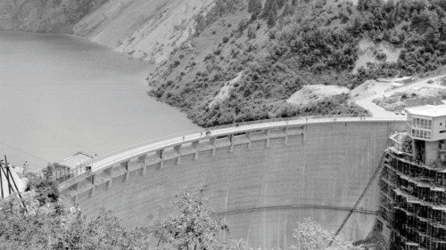 Longarone, July 1962 - The Vajont Dam Longarone, luglio 1962 - La diga del Vajont - Progettata ...