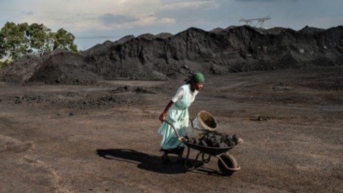 Witbank. All'interno di una miniera di carbone una donna raccoglie del carbone per uso personale. Il ...