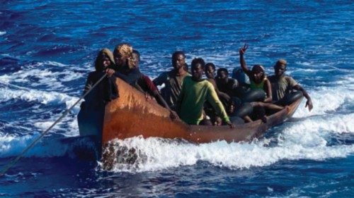Una coppia di bolognesi ultra 70enni ha salvato una barca di profughi del Burkina Faso al largo ...