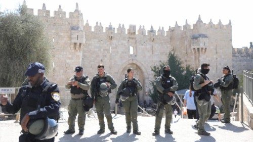 epa10916406 Israeli border police on patrol at the Damascus gate in the old city in Jerusalem , 13 ...