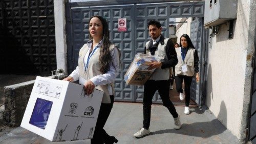 Officials of the National Electoral Council (CNE) arrive with ballot boxes at the home of an elderly ... Officials of the National Electoral Council (CNE) arrive with ballot boxes at the home of an elderly ...