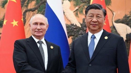 epaselect epa10924833 Russian President Vladimir Putin (L) and Chinese President Xi Jinping shake ...