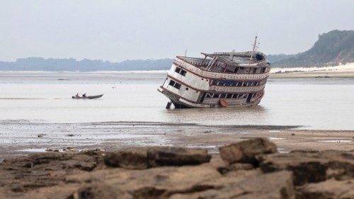 epaselect epa10922569 A passenger ship 'Alianca III' is stranded on a sandbank of the Rio Negro in ...