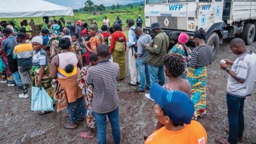 WFP provides assistance to newly displaced and vulnerable host families on the outskirts of Goma, ...