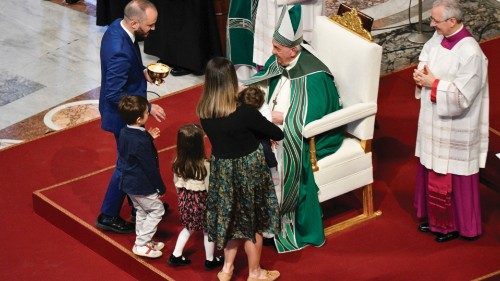 Una Chiesa più sinodale e missionaria capace di adorare e di servire QUO-250 Una Chiesa più sinodale e missionaria capace di adorare e di servire QUO-250