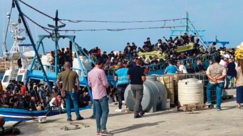 Le operazioni di attracco di un peschereccio con migranti - dovrebbero essere da 350 a 400 persone - ...