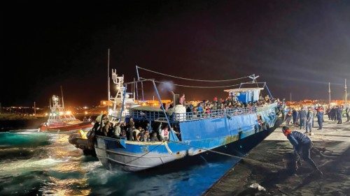Un peschereccio, con a bordo circa 400 migranti, è giunto a Lampedusa ed ha attraccato al molo ...