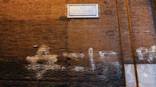 Svastica sul muro a via di Santa Maria dei Calderari nel Ghetto Ebraico, Roma, 9 novembre 2023. ...