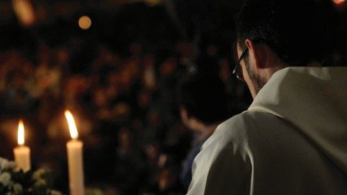  Il prete figura decisiva in una Chiesa che invoca la pace  QUO-261