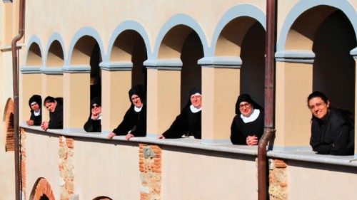 Tra contemplazione e sinodalità QUO-266 Tra contemplazione e sinodalità QUO-266