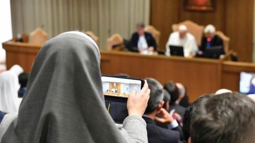 Il Papa con i partecipanti a un incontro promosso dalle Unioni dei superiori e delle superiore ... Il Papa con i partecipanti a un incontro promosso dalle Unioni dei superiori e delle superiore ...