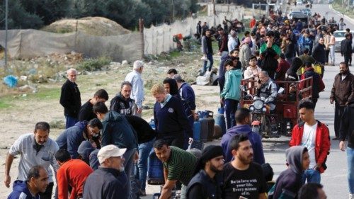 Palestinians gather to fill liquid gas cylinders, during a temporary truce between Hamas and Israel, ... Palestinians gather to fill liquid gas cylinders, during a temporary truce between Hamas and Israel, ...