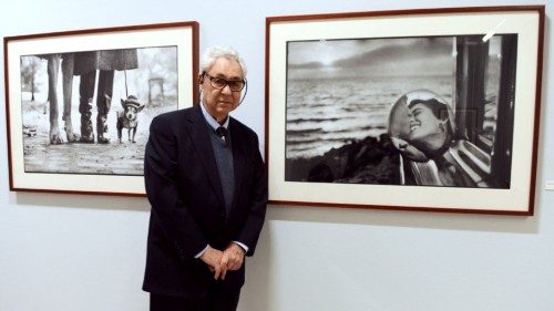 (FILES) French-born US photographer Elliott Erwitt poses on February 2, 2010 at La Maison Europeenne ... (FILES) French-born US photographer Elliott Erwitt poses on February 2, 2010 at La Maison Europeenne ...