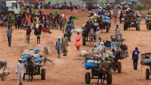 FILE PHOTO: People fleeing the violence in West Darfur, cross the border into Adre, Chad, August 4, ... FILE PHOTO: People fleeing the violence in West Darfur, cross the border into Adre, Chad, August 4, ...