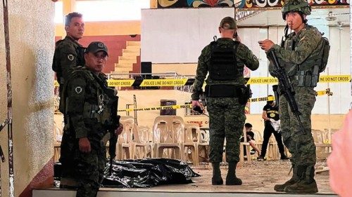 TOPSHOT - Military personnel stand guard at the entrance of a gymnasium while police investigators ... TOPSHOT - Military personnel stand guard at the entrance of a gymnasium while police investigators ...