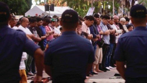 epa11008715 Filipino policemen stand guard as Filipino Muslims perform a prayer in solidarity with ... epa11008715 Filipino policemen stand guard as Filipino Muslims perform a prayer in solidarity with ...