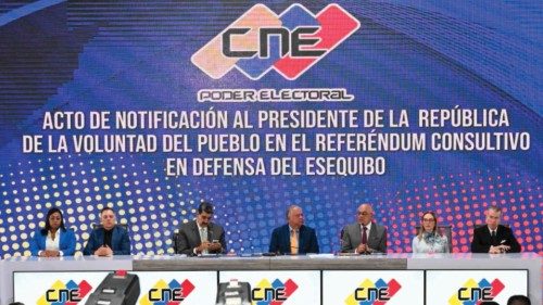 Venezuelan President Nicolas Maduro (3-L), National Electoral Council (CNE) President Elvis Amoroso ... Venezuelan President Nicolas Maduro (3-L), National Electoral Council (CNE) President Elvis Amoroso ...