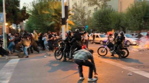 (FILES) A picture obtained by AFP outside Iran shows an Iranian police officer (C) raising a baton ... (FILES) A picture obtained by AFP outside Iran shows an Iranian police officer (C) raising a baton ...