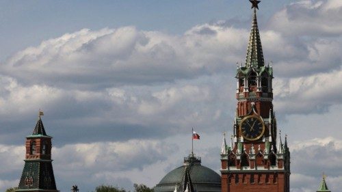 FILE PHOTO: The Russian flag flies on the dome of the Kremlin Senate building behind Spasskaya ... FILE PHOTO: The Russian flag flies on the dome of the Kremlin Senate building behind Spasskaya ...