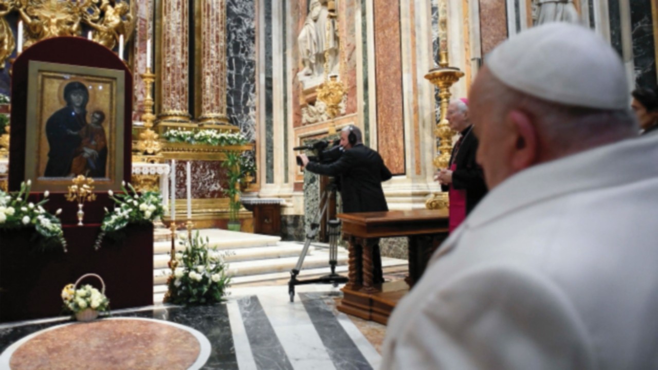  Una rosa d’oro  per la Salus Populi Romani  QUO-282