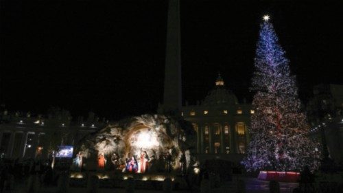 Inaugurati il presepe e l’albero di Natale in piazza San Pietro QUO-283 Inaugurati il presepe e l’albero di Natale in piazza San Pietro QUO-283