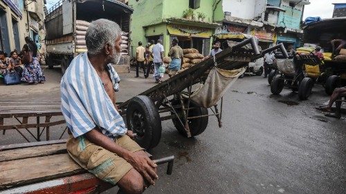 epa11022737 Daily wage workers wait for customers at a wholesale market in the commercial hub of ... epa11022737 Daily wage workers wait for customers at a wholesale market in the commercial hub of ...