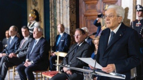 Il presidente della Repubblica Sergio Mattarella saluta i  diplomatici  durante la cerimonia per lo ...