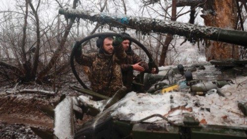 TOPSHOT - Ukrainian tank crews take part in a military drill not far from the front line in the ... TOPSHOT - Ukrainian tank crews take part in a military drill not far from the front line in the ...