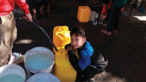 People who fled Khan Yunis in the southern Gaza Strip to Rafah further south, get their supply of ... People who fled Khan Yunis in the southern Gaza Strip to Rafah further south, get their supply of ...